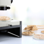 5 mangimi cereali laboratorio sicurezza alimentari controlli ogm © Africa Studio - Fotolia.com